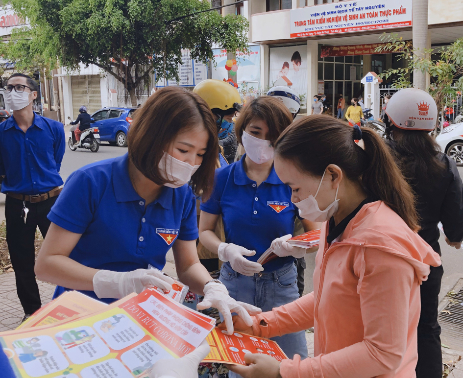 La jeunesse vietnamienne accompagne toujours le pays pour surmonter l épidémie